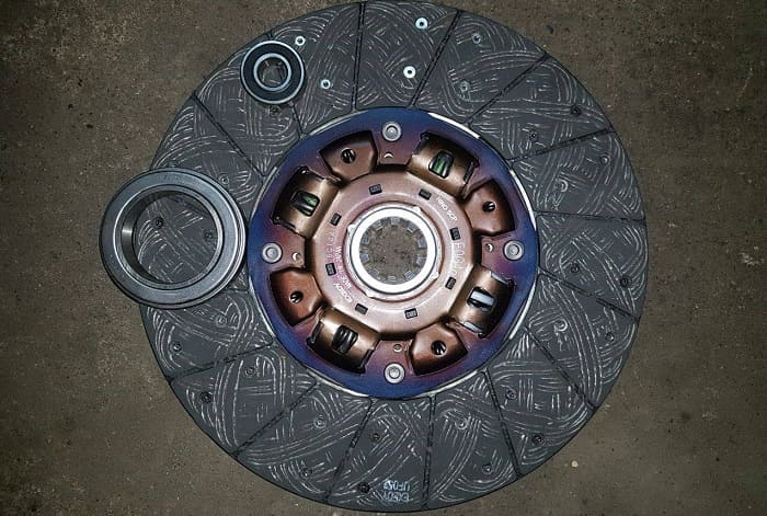 Почему сгорает сцепление: причины, признаки и профилактика